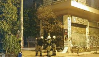Ένταση στα Εξάρχεια - Πέτρες και δακρυγόνα στην πλατεία