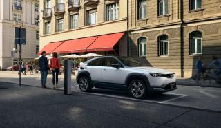 To ηλεκτρικό Mazda MX-30 νοιάζεται για τον οδηγό και το περιβάλλον