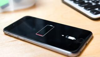 «Εξαφανίζει» την υποδοχή φορτιστή από τα iPhone η Apple (vid)