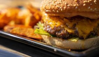 H «μάχη» των burgers στην Ελλάδα