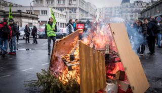 Γαλλία: Βήμα πίσω από την κυβέρνηση στο αμφιλεγόμενο μέτρο του συνταξιοδοτικού