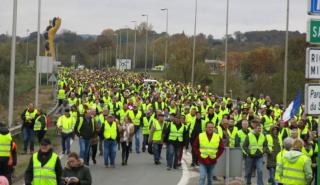 Τα «Κίτρινα Γιλέκα» εύχονται χρόνια πολλά στον Εμανουέλ Μακρόν
