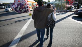 Όλο και περισσότεροι Έλληνες κάνουν δώρo του Αγίου Βαλεντίνου