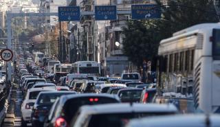 Αυξημένη η κίνηση στους δρόμους της Αθήνας – Δεν ισχύει ο δακτύλιος
