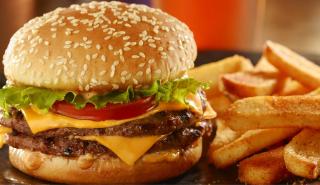 Φουντώνει η μάχη στην αγορά του burger 