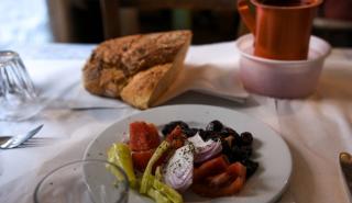 Οι Έλληνες «κόβουν» τις ταβέρνες λόγω κοροναϊού