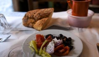 Καταστηματάρχες: «Σκεφτόμαστε να κλείσουμε καφετέριες και εστιατόρια»