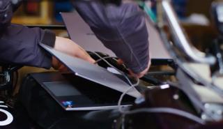 Laptop φορτίζει ηλεκτρικό όχημα