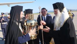Έφτασε στην Αθήνα το Άγιο Φως με λιτή τελετή υποδοχής
