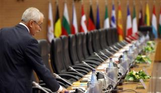 Κοντά στην εκταμίευση της δόσης, μακριά από τη συμφωνία για το χρέος