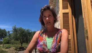 Διάσημη Γερμανίδα σοπράνο υμνεί την Ελλάδα από το σπίτι της στη Μεσσηνία (vid)