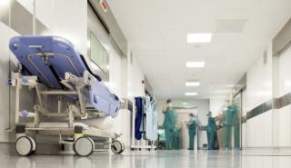 Γρίπη: Πλημμύρισαν νοσοκομεία και ιατρεία με ασθενείς κάθε ηλικίας - Επιμένουν τα όψιμα περιστατικά