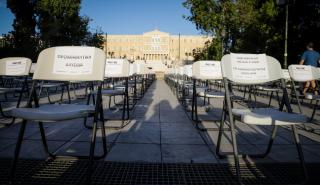 Με άδειες καρέκλες γέμισε το Σύνταγμα (pics)