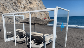 Μπήκαν τα πρώτα πλεξιγκλάς σε ξαπλώστρες στη Σαντορίνη (pics & vid)