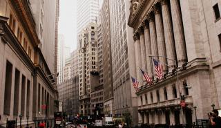 Πιέσεις στη Wall Street μετά τα πρακτικά της Fed - Άλμα 14% για Abercrombie