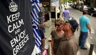 Unicredit: Ύφεση 16% και απώλειες πάνω από 50% στα τουριστικά έσοδα