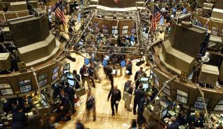 Οι πολιτικοί κλυδωνισμοί έριξαν την Wall Street