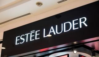 Η Estee Lauder θα περικόψει ως 5% των θέσεων εργασίας της - Διψήφιο «άλμα» για τη μετοχή