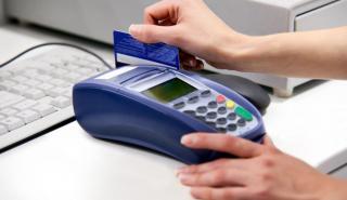 Τράπεζες: Διπλασιάζεται στα 50 ευρώ το όριο για ανέπαφες συναλλαγές με κάρτες