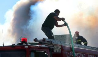 Υπό έλεγχο η πυρκαγιά σε αποθήκη στο Κάτω Σούλι Μαραθώνα