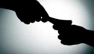 Διεθνής Διαφάνεια: Η Ελλάδα εμφανίζεται αδύναμη στην καταπολέμηση της δωροδοκίας