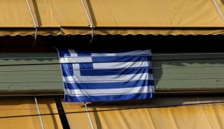 Κατακόρυφα αυξήθηκαν οι πωλήσεις σε ελληνικές σημαίες για το σπίτι