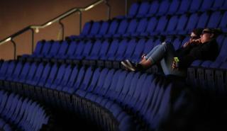 Αδειάζουν οι κινηματογράφοι λόγω κοροναϊού