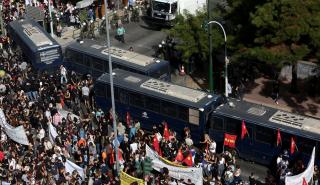 Ένταση έξω από το Εφετείο - Πετροπόλεμος και χημικά (vid)