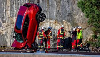 Αυτοκίνητα πέφτουν από τον ουρανό για λόγους ασφαλείας (pics & vid)