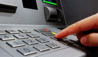 Βάζουν φόρο ακόμη και στις αναλήψεις μετρητών από τα ATMs