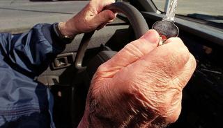 Δίπλωμα οδήγησης: Καταργείται η υποχρεωτική πρακτική επανεξέταση για οδηγούς άνω των 74 ετών