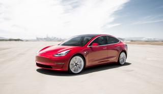 Βουτιά σχεδόν στο μισό για τις πωλήσεις της Tesla στην Κίνα