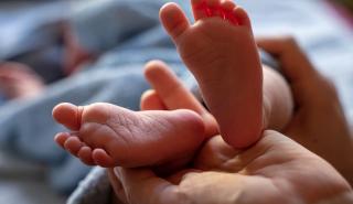 ΕΛΣΤΑΤ-Δημογραφικό: Στο 1,2% η αύξηση των γεννήσεων το 2020, στο 4,9% οι θάνατοι