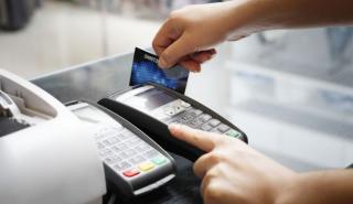 Βρετανία: «Πλήγμα» στους καταναλωτές τα επιτόκια-ρεκόρ στις πιστωτικές κάρτες