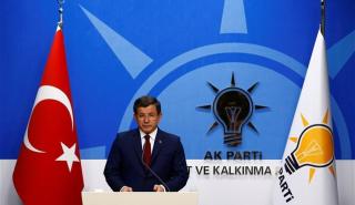 Νταβούτογλου: Κάποιοι θέλουν να βγάλουν από τη μέση τον Ερντογάν