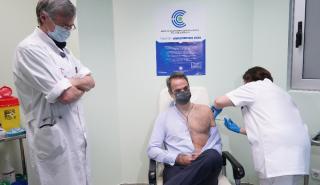 Τη δεύτερη δόση του εμβολίου για τον κορονοϊό έκανε ο Μητσοτάκης