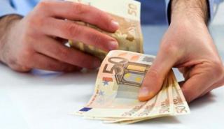 Σήμερα καταβάλλονται τα επιδόματα των 700 και 1.000 ευρώ - Ποιες τα δικαιούνται