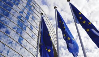 Κομισιόν: Νέα απόφαση, με πιο λεπτομερή εξήγηση, για SMS με Pfizer - Υψίστης σημασίας η διαφάνεια για Λάιεν