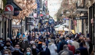 Συνωστισμός και ουρές στους εμπορικούς δρόμους