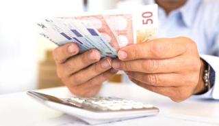 Αδειάζει η κλεψύδρα για τον νέο κατώτατο μισθό - Στο τραπέζι και μείωση των εισφορών