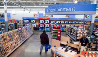 Walmart: Αυξάνει μισθούς - Συγκρατούν τα κέρδη οι επενδύσεις