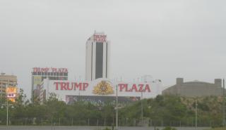 Trump Plaza: Η στιγμή της κατεδάφισης του ξενοδοχείου στο Ατλάντικ Σίτι (vid)