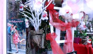 Θεσσαλονίκη: Η κακοκαιρία δεν κράτησε τους ερωτευμένους μακριά από ζαχαροπλαστεία και ανθοπωλεία