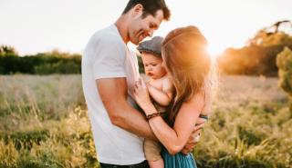 Από πότε ισχύει η παράταση της άδειας μητρότητας στους 9 μήνες: Πως μεταβιβάζεται στον πατέρα - Τι ισχύει για την ετήσια άδεια