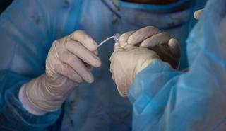 Πειραματικό φάρμακο-αντίσωμα της Eli Lilly φαίνεται να προστατεύει από τον κορονοϊό
