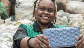 Τούβλα από ανακυκλωμένο πλαστικό κατασκευάζει Κενυάτισσα μηχανικός