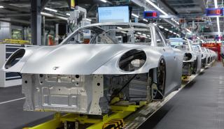 Επιβραδύνεται η παγκόσμια παραγωγή αυτοκινήτων λόγω της έλλειψης ημιαγωγών