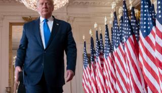 Υπέγραψε το πακέτο διάσωσης των 900 δισ. δολαρίων o Τραμπ