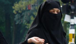 Ελβετία: Η «απαγόρευση της μπούρκα» θα τεθεί σε ισχύ από το 2025