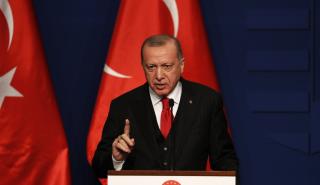 Ο Ερντογάν προτρέπει τους Τούρκους να μετατρέψουν τις αποταμιεύσεις τους σε τουρκικές λίρες